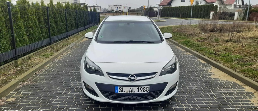 Opel Astra cena 26900 przebieg: 203000, rok produkcji 2015 z Czersk małe 254